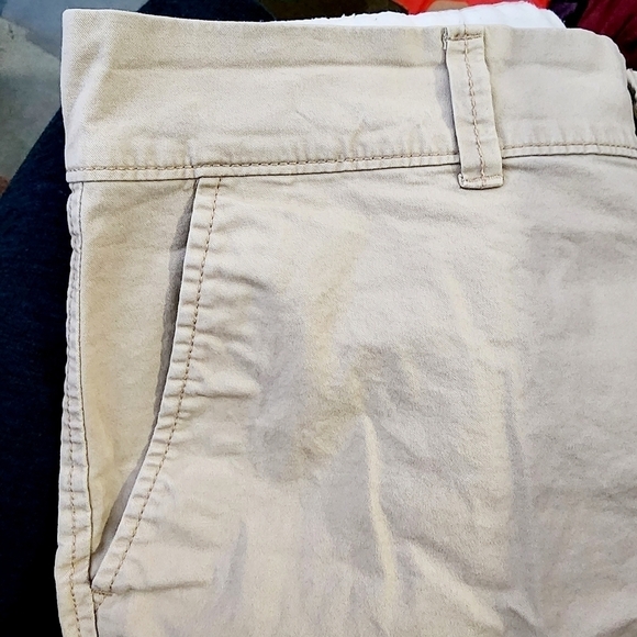 Old Navy Khaki Chino Shorts Women's Size  8 Everyday Summer Basic Neutral EUC - Picture 3 of 7